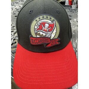 New Era 39 Thirty 2022 Salute To Service Tampa Bay Buccaneers Hat Size L/XL